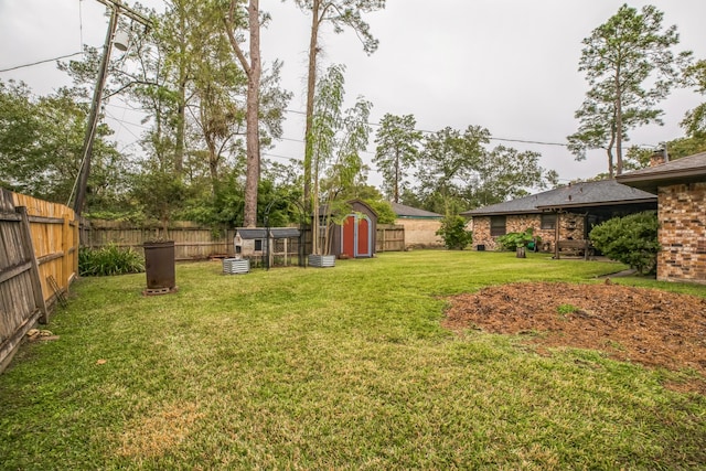 view of yard with a storage unit