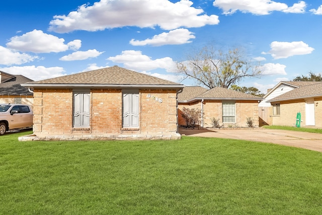 back of house featuring a lawn