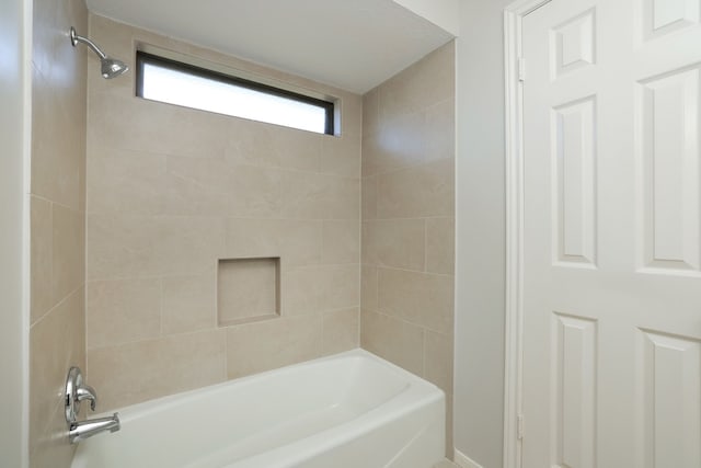 bathroom featuring tiled shower / bath