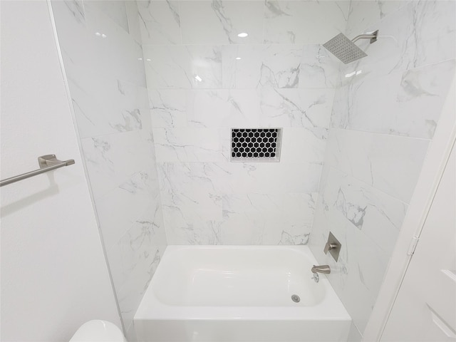 bathroom with tiled shower / bath