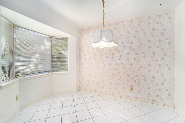 unfurnished room featuring light tile patterned floors