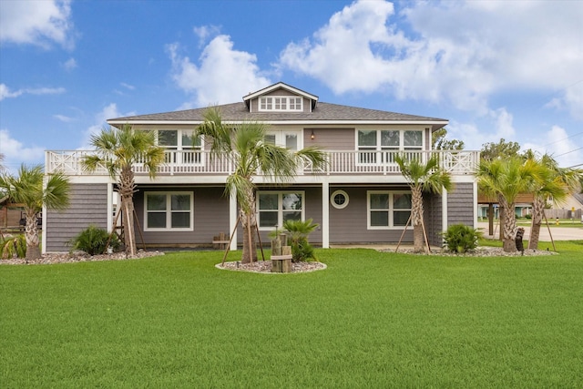 view of front of house featuring a front lawn