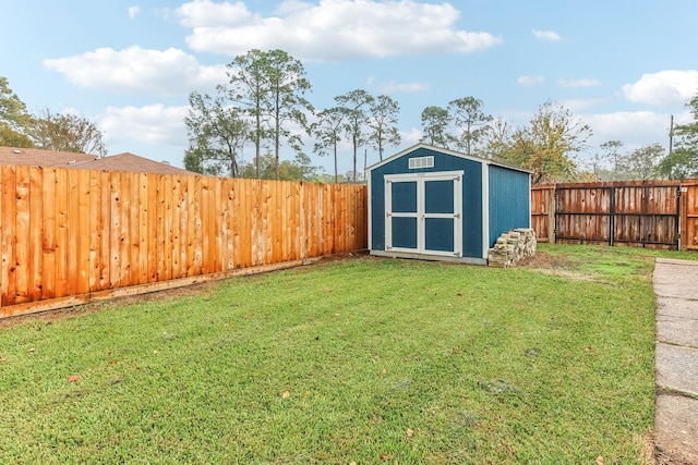 view of yard featuring a shed