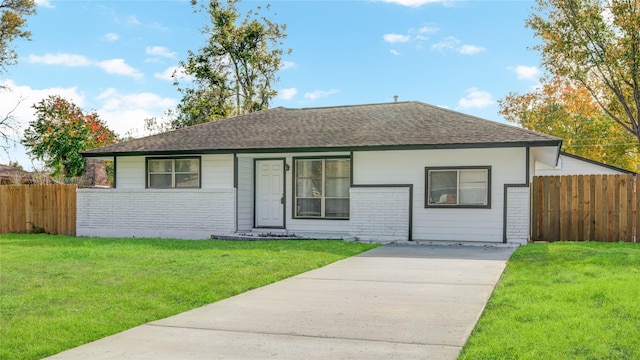 ranch-style house featuring a front lawn