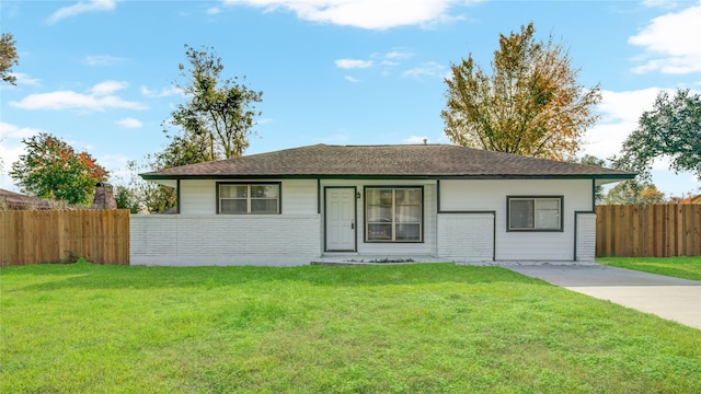 single story home with a front lawn