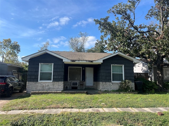 view of front of home featuring a front lawn