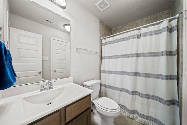 full bath with toilet, visible vents, a shower with shower curtain, and vanity