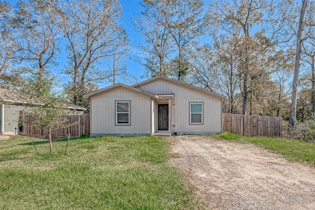 view of front of house featuring a front lawn