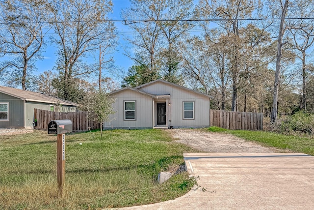 view of front of property featuring a front lawn