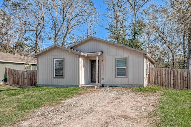 view of front of home featuring a front lawn