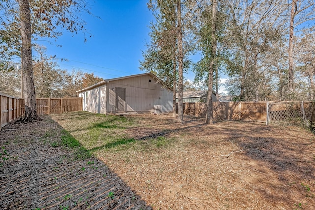 view of yard with an outdoor structure