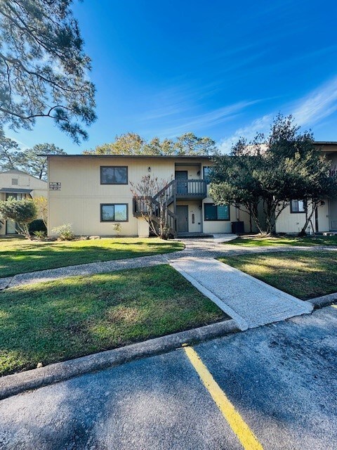 view of front facade featuring a front lawn