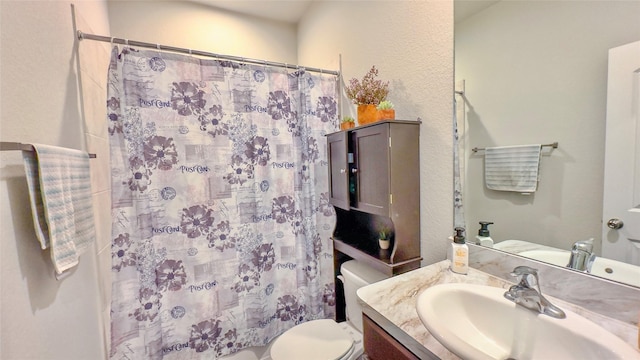 bathroom featuring a shower with curtain, vanity, and toilet