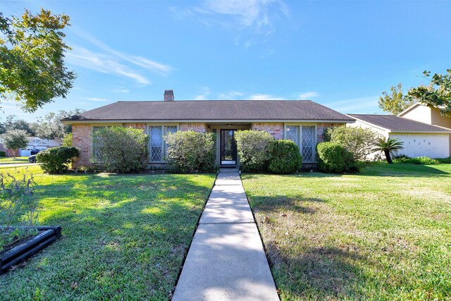 ranch-style home featuring a front lawn