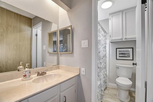 bathroom with a shower with curtain, vanity, and toilet