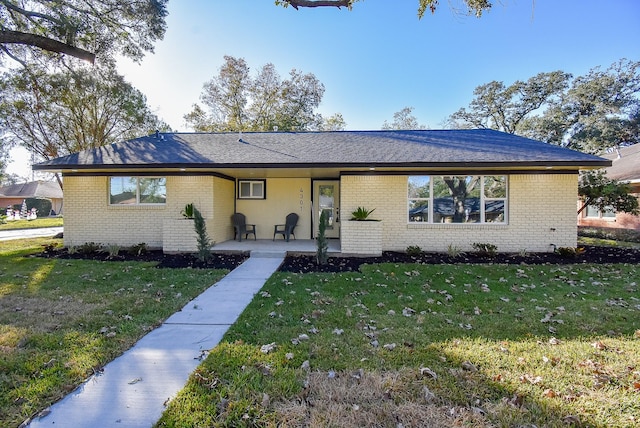 single story home featuring a front lawn