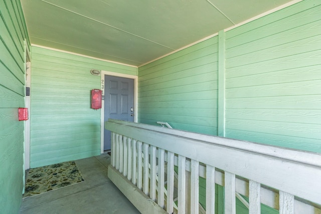 property entrance featuring a porch