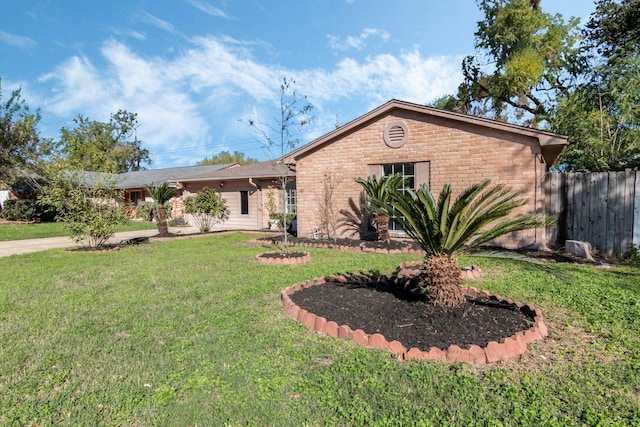 single story home featuring a front lawn