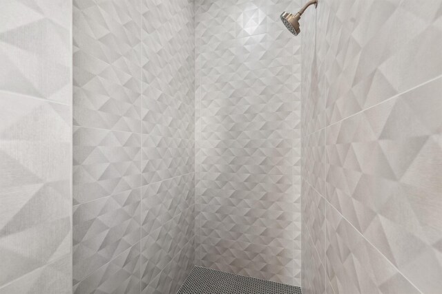 bathroom featuring tiled shower