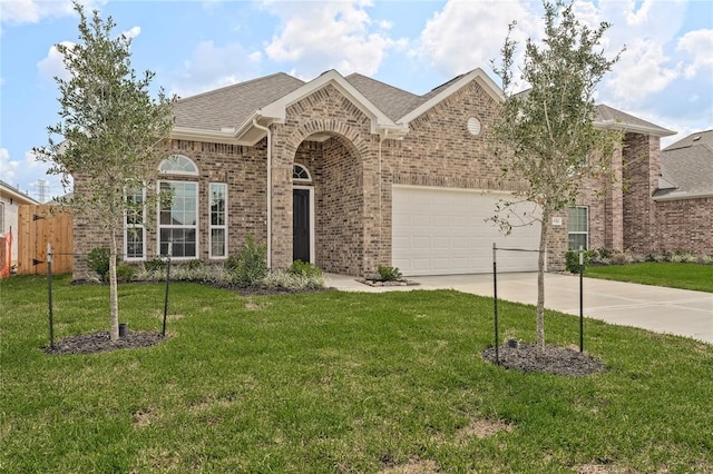 view of front of property featuring a front yard and a garage