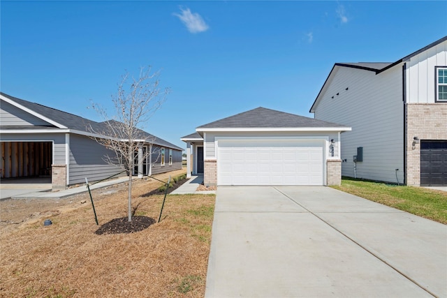 view of front of property featuring a front yard and a garage