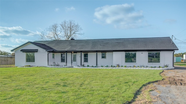 view of front of home featuring a front yard