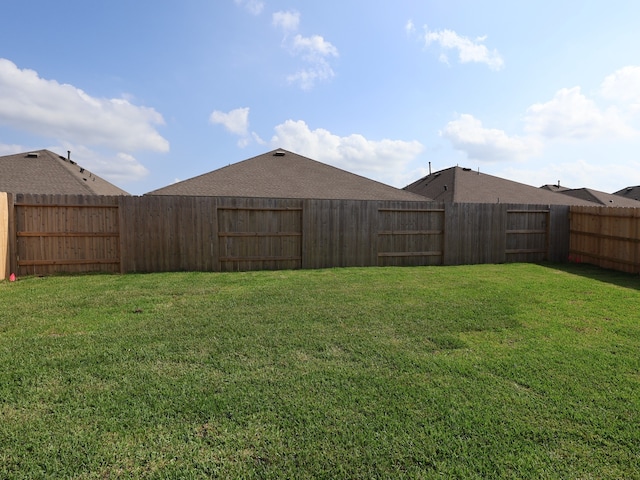 view of yard featuring a fenced backyard
