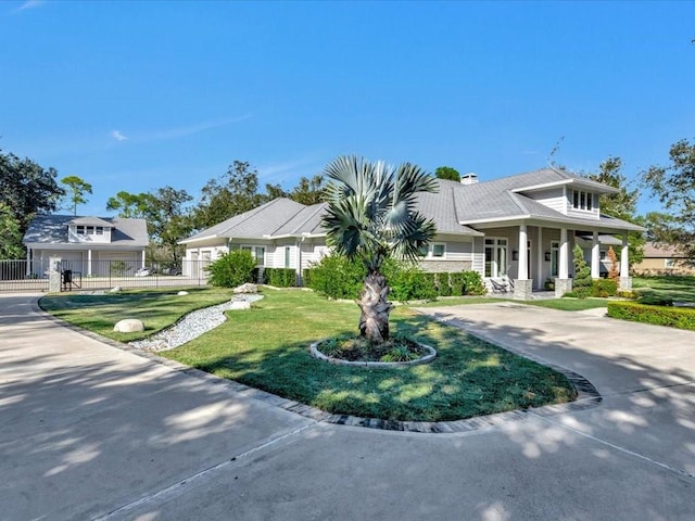 view of front of property featuring a front lawn