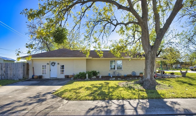 single story home featuring a front lawn