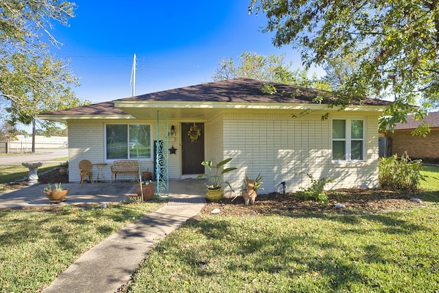 single story home with a front lawn