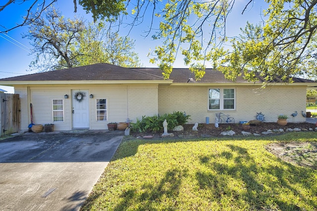 ranch-style home featuring a front lawn