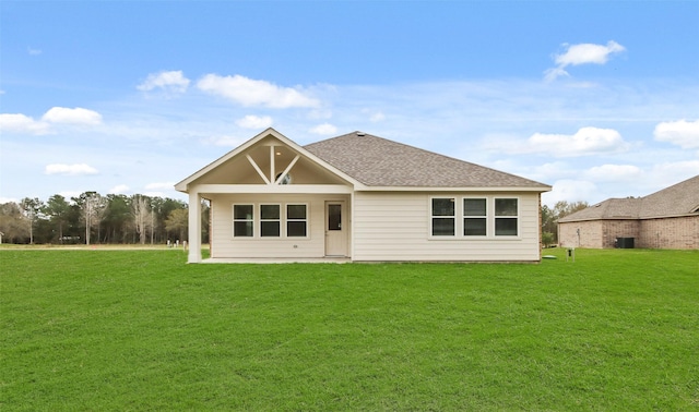 back of house featuring a lawn