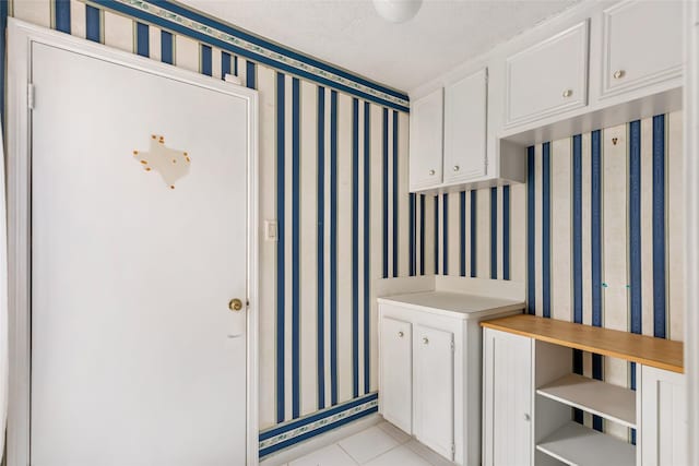 washroom featuring light tile patterned floors and a textured ceiling