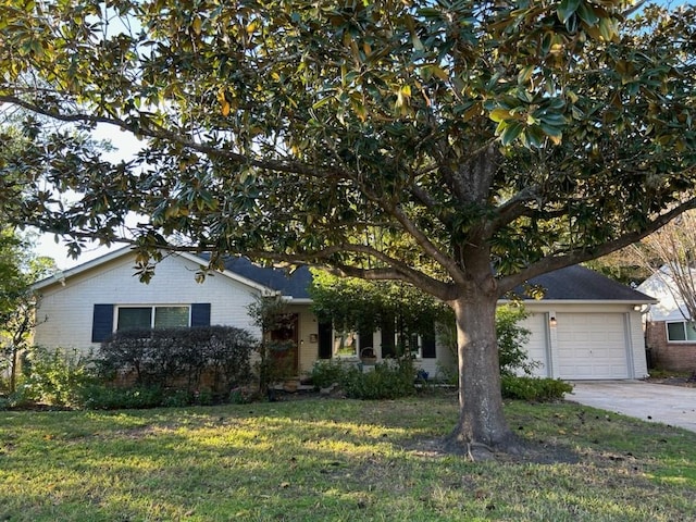 view of front of house featuring a front yard and a garage