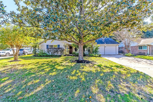 view of front of home featuring a front lawn and a garage