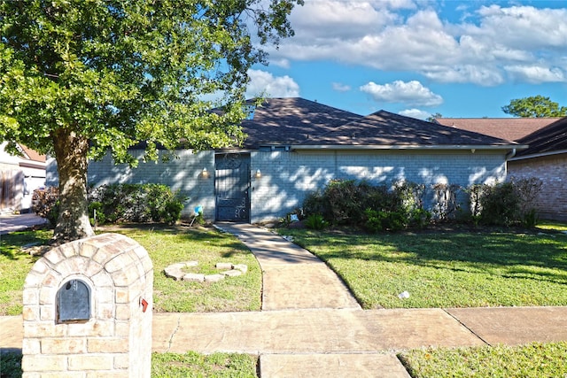 view of front of property with a front lawn