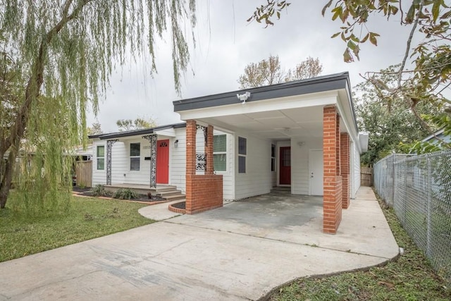 view of front of property featuring a front yard and a carport