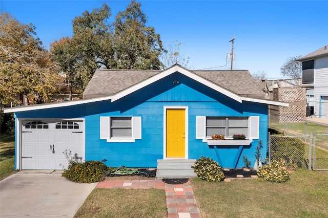 view of front of property featuring a front lawn