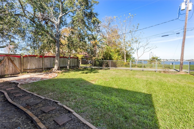 view of yard featuring a water view