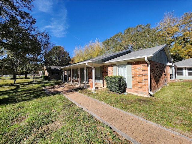 view of front of house featuring covered porch and a front lawn