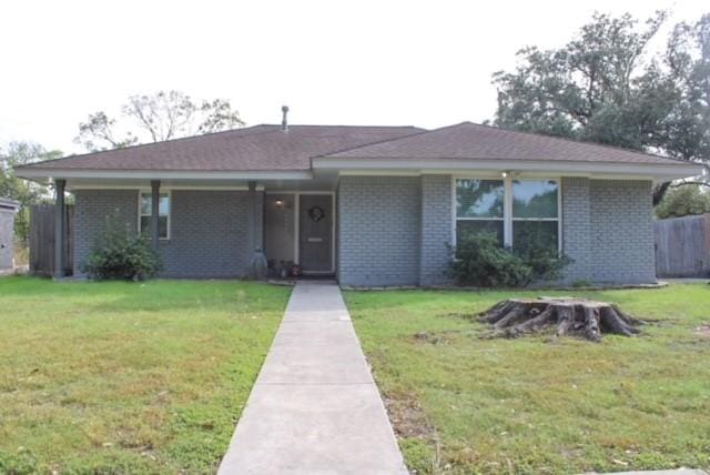 view of front of house featuring a front lawn