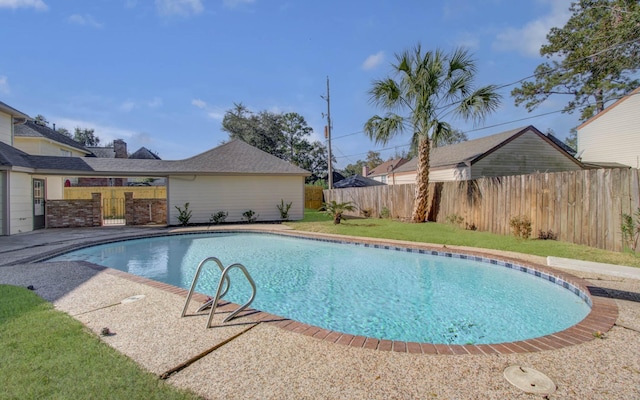 view of swimming pool