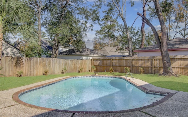 view of swimming pool featuring a lawn