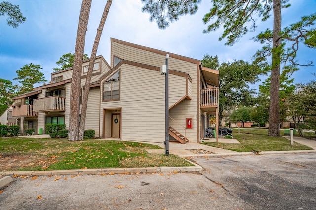 exterior space featuring a front yard and a balcony