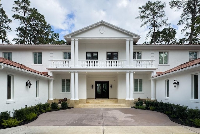 view of front of home featuring a balcony