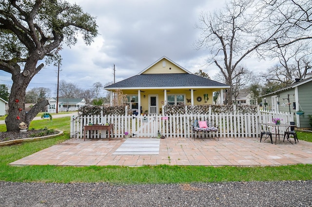 view of front of property featuring covered porch and ceiling fan