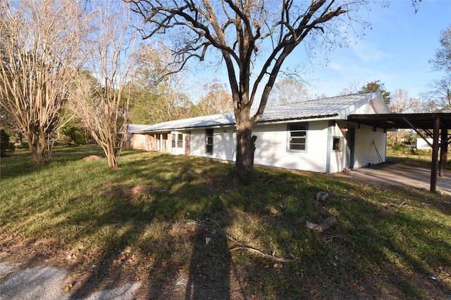 view of front of property featuring a front lawn and a carport