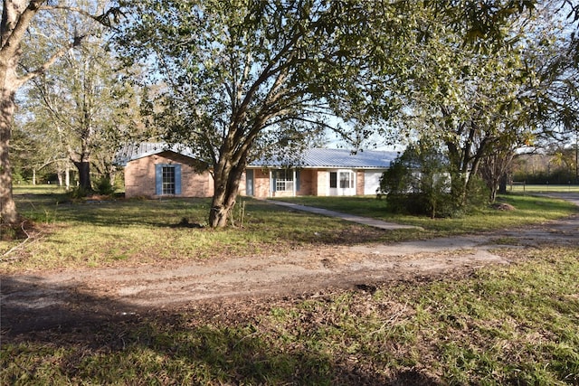 single story home featuring a front yard