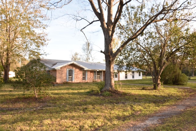 ranch-style home featuring a front lawn