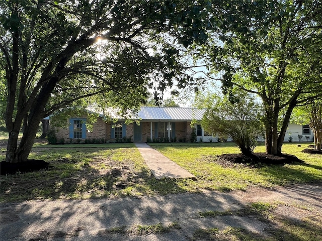 ranch-style home featuring a front lawn